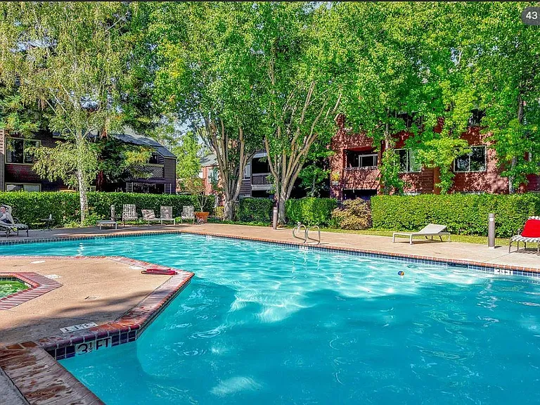 1046 Yarwood Ct — Photo 9