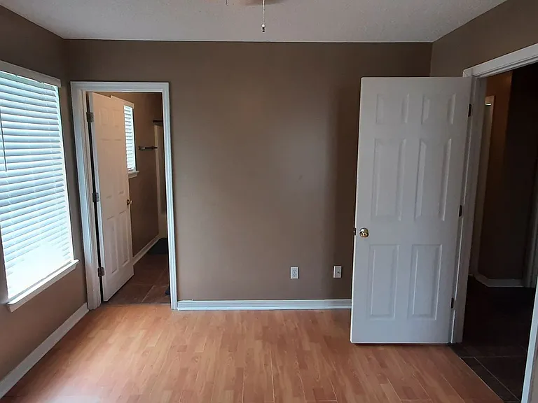 304 Ray St — Photo 2