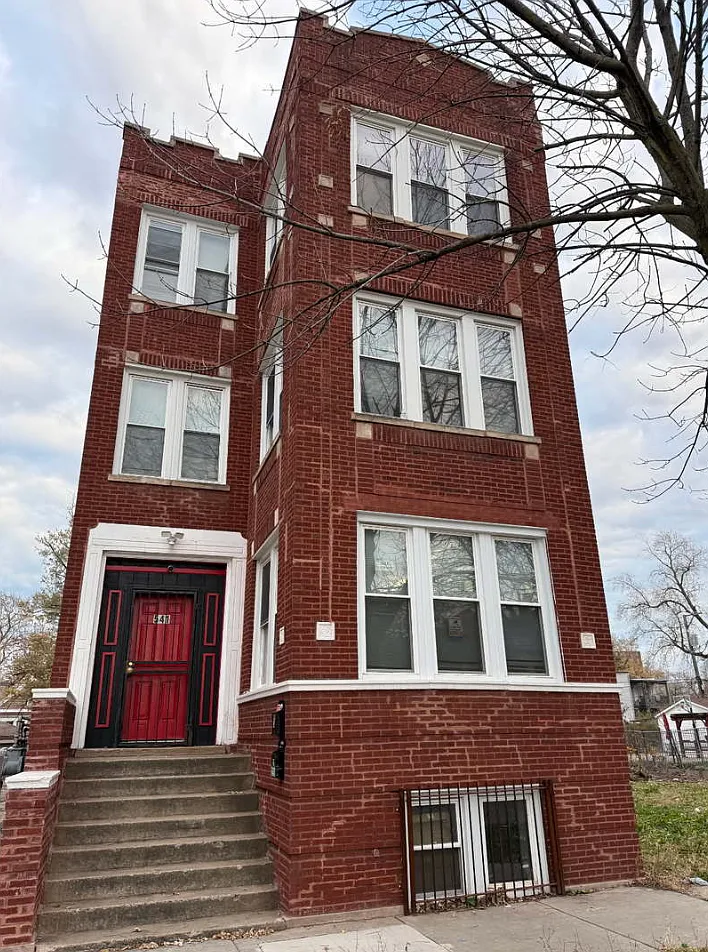 3 bed, 1100 sqft, $1,800 — Photo 1