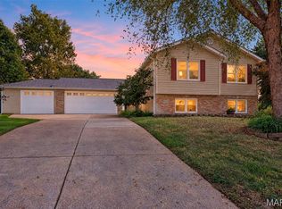 910 Summer Leaf Dr, Saint Peters, MO 63376