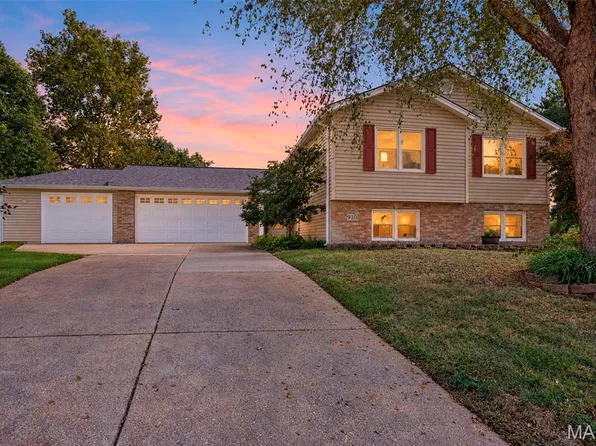 910 Summer Leaf Dr, Saint Peters, MO 63376