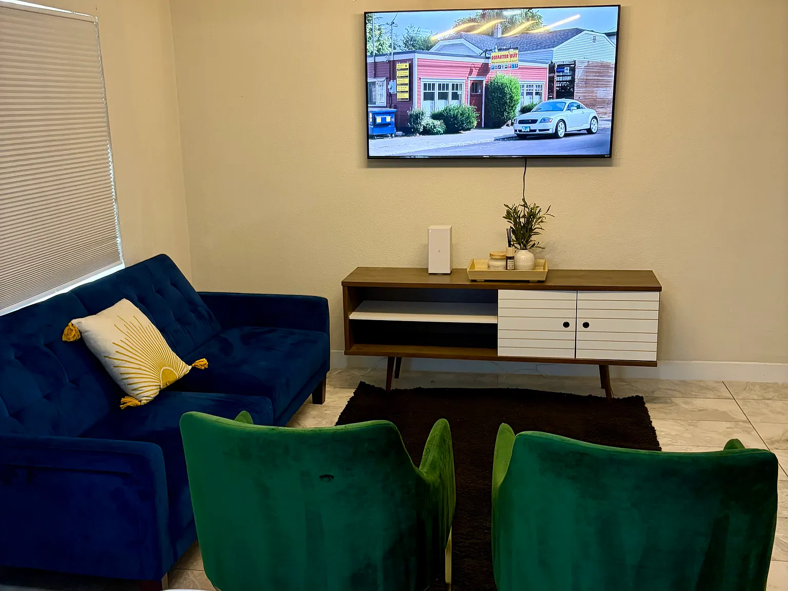 3 bed, 1256 sqft, $2,300 — Photo 4