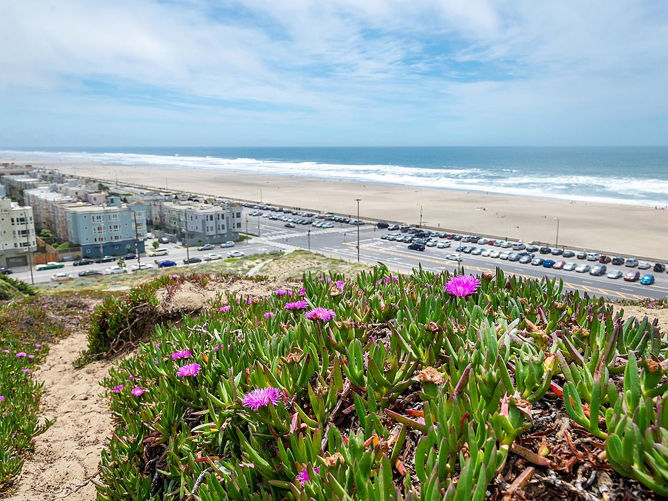 Live the ideal balance of urban convenience and coastal charm at The Tides.