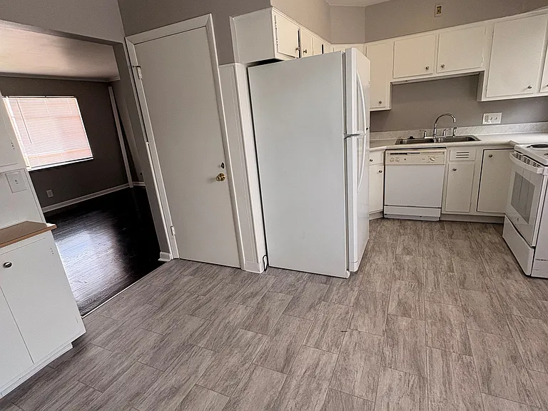 1263 S James Rd — Photo 12