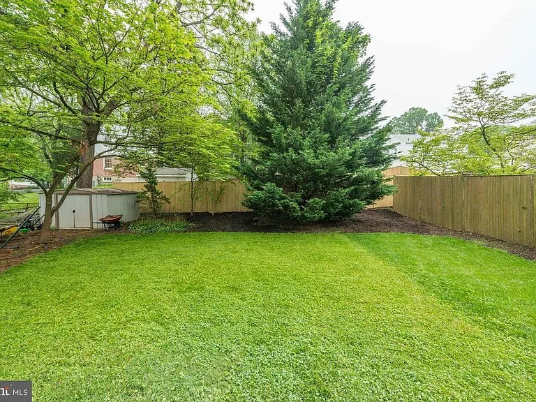 937 Patrick Henry Dr — Photo 32