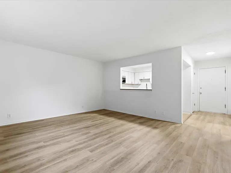 Fernshire Apartments — Photo 24