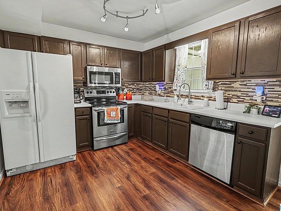 3rd image of 225 Willow Point Cir