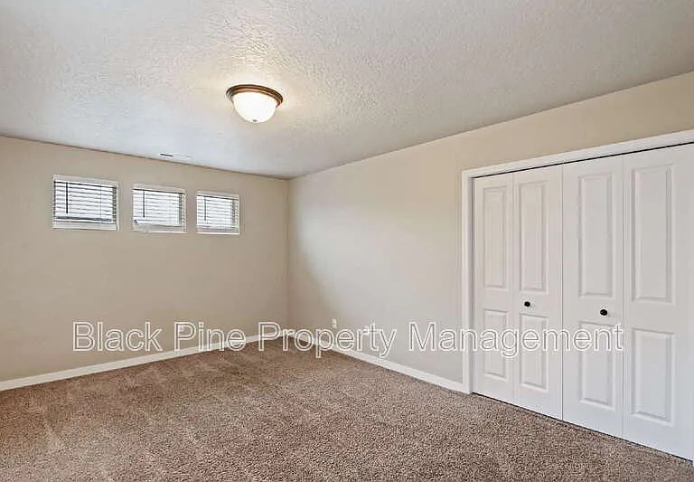 1873 N Justin Ave — Photo 18