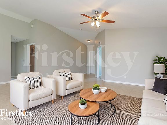 4th image of 991 SW Dubois Ave