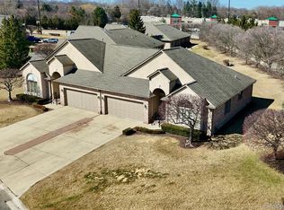 15315 E Hunters Pointe Dr, Macomb, MI 48042