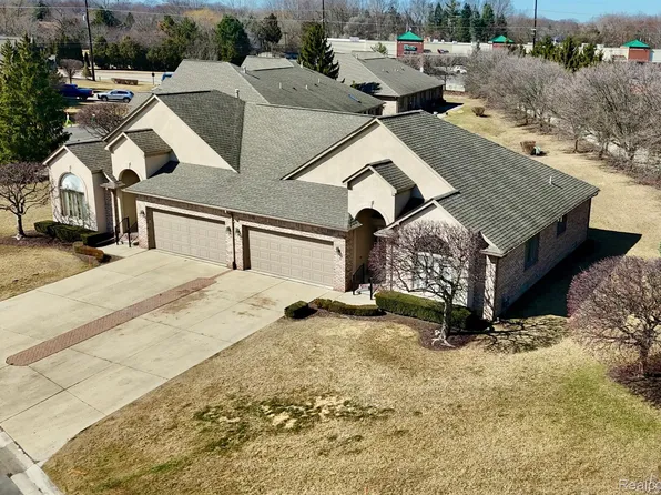 15315 E Hunters Pointe Dr, Macomb, MI 48042