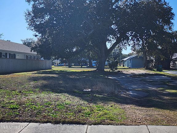 3rd image of 627 Hardy Ave