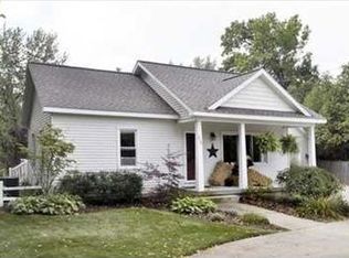 2246 Edgewater Dr NE, Grand Rapids, MI 49525