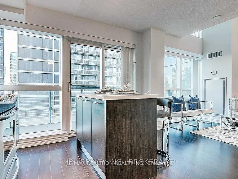386 Yonge St #1112 — Photo 8