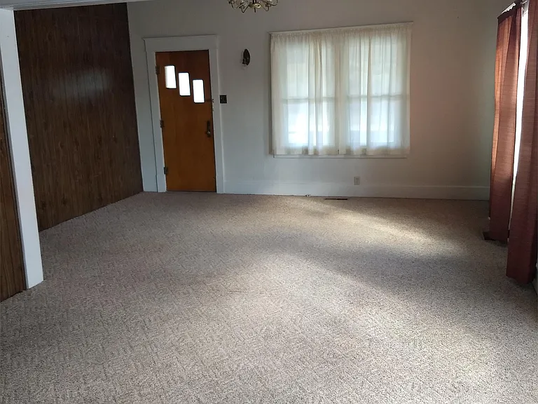 1318 Nichols Ave — Photo 2