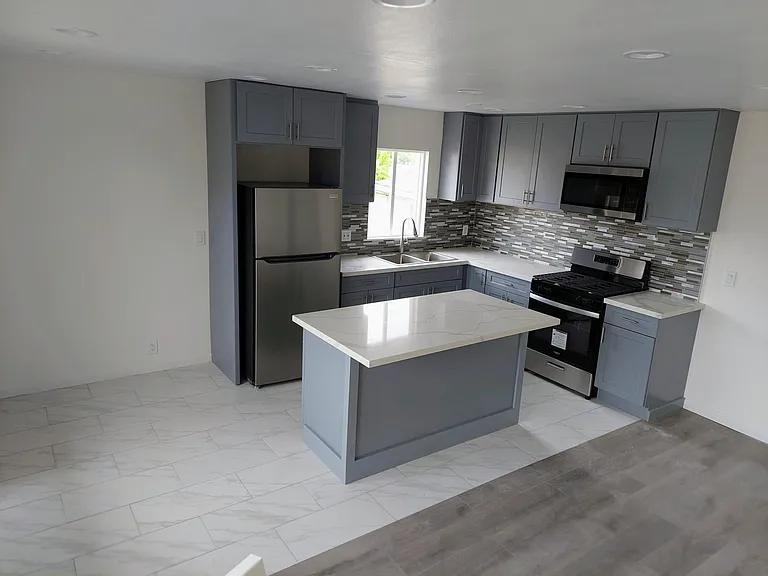 232 Termino Ave #10 — Photo 1
