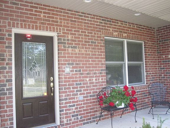 2nd image of 909 Canterbury Ln
