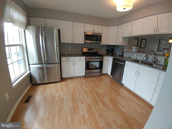 3rd image of 900 Glen Falls Ct