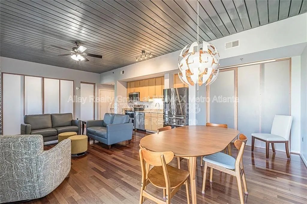 2 bed, 2.0 bath, 1194 sqft, $2,700 — Photo 2