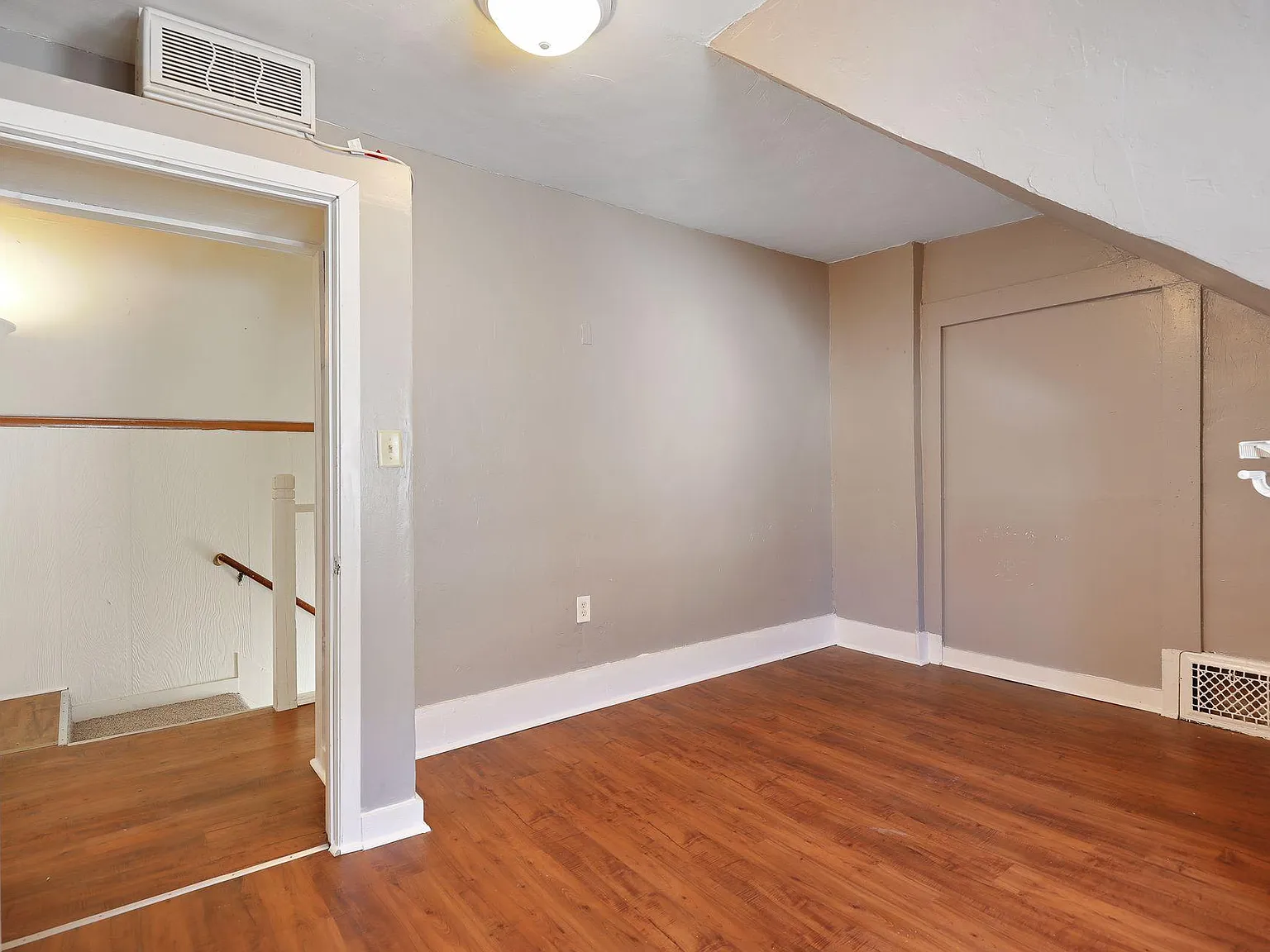 7 bed, 2580 sqft, $3,300 — Photo 3