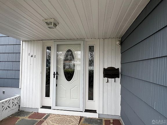3rd image of 141 Throckmorton Ln