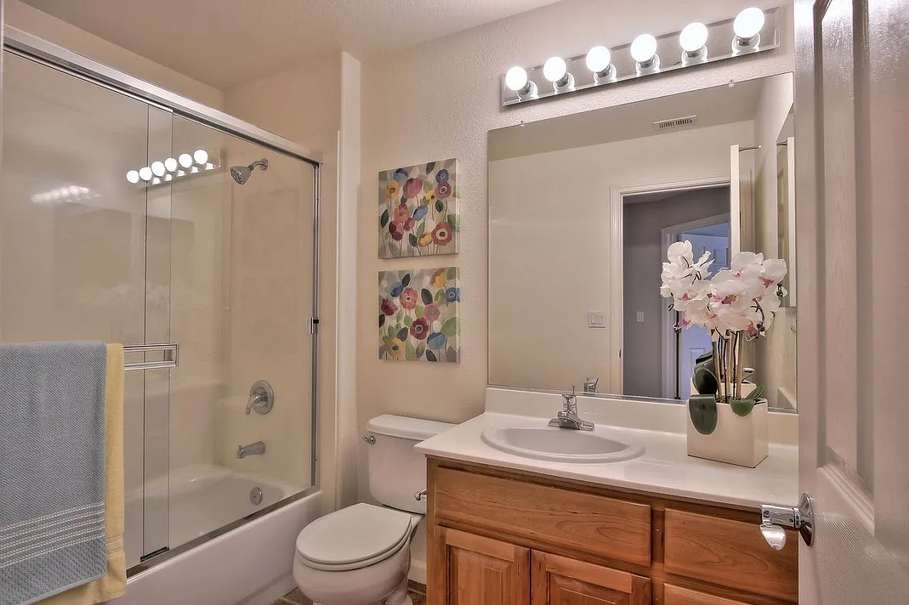 3 bed, 2.5 bath, 1894 sqft, $5,500 — Photo 4