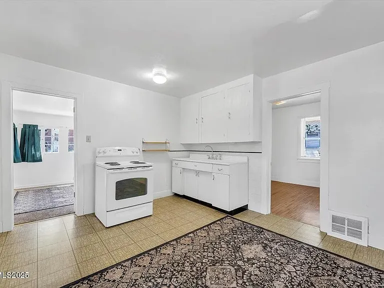 1145 Seminary Ave — Photo 10