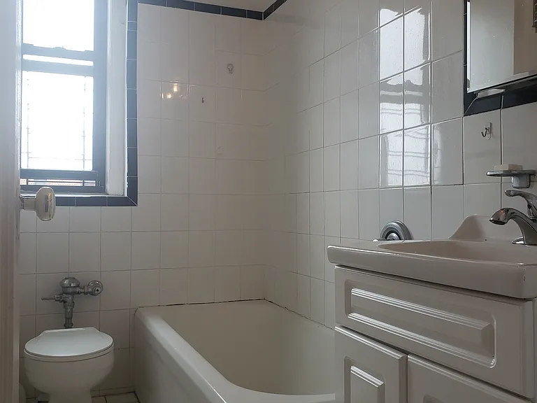 4915 Broadway #6L — Photo 9