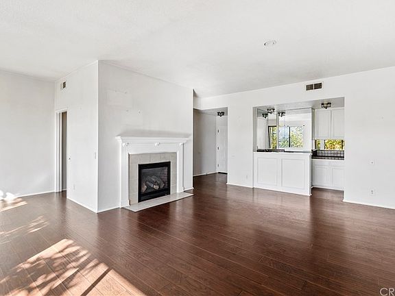 3rd image of 13214 Moorpark St APT 302