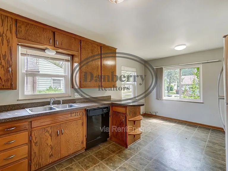 347 Darrow Ave — Photo 14