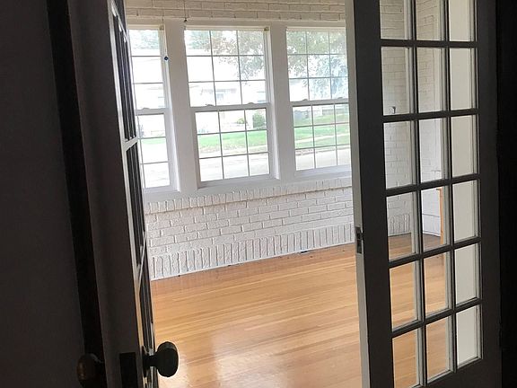 3rd image of 3821 Vine Ave