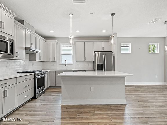 4th image of 297 WOODGATE Drive