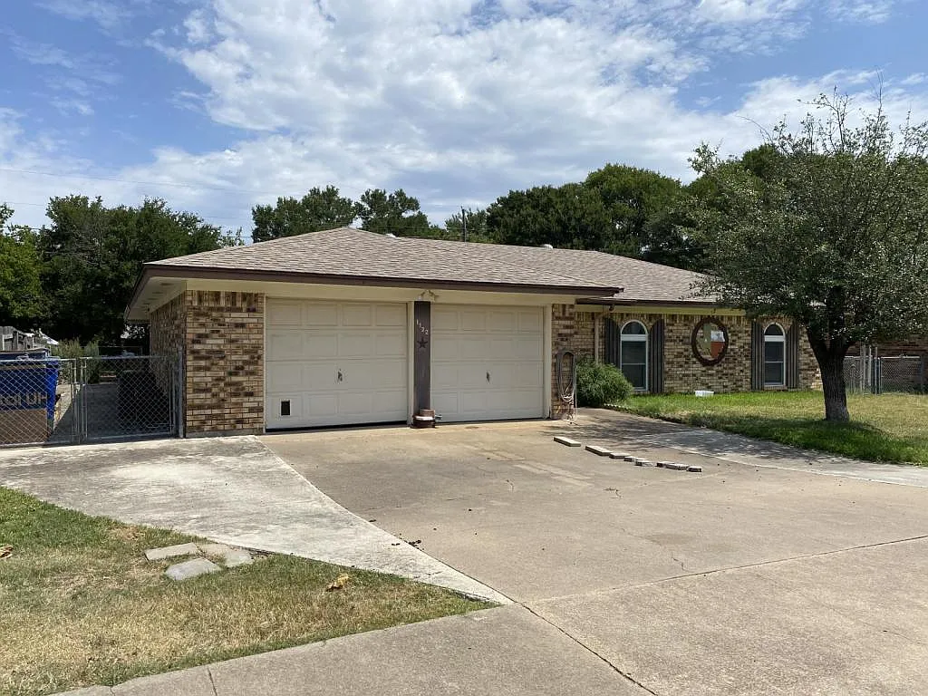 1122 Rhonda Lee St. — Photo 2