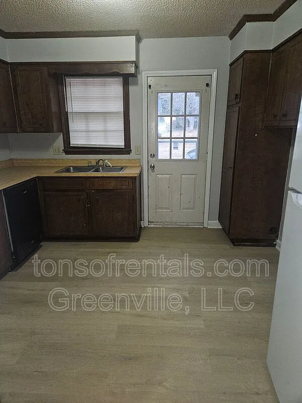 2 bed, 1.0 bath, $1,195 — Photo 4