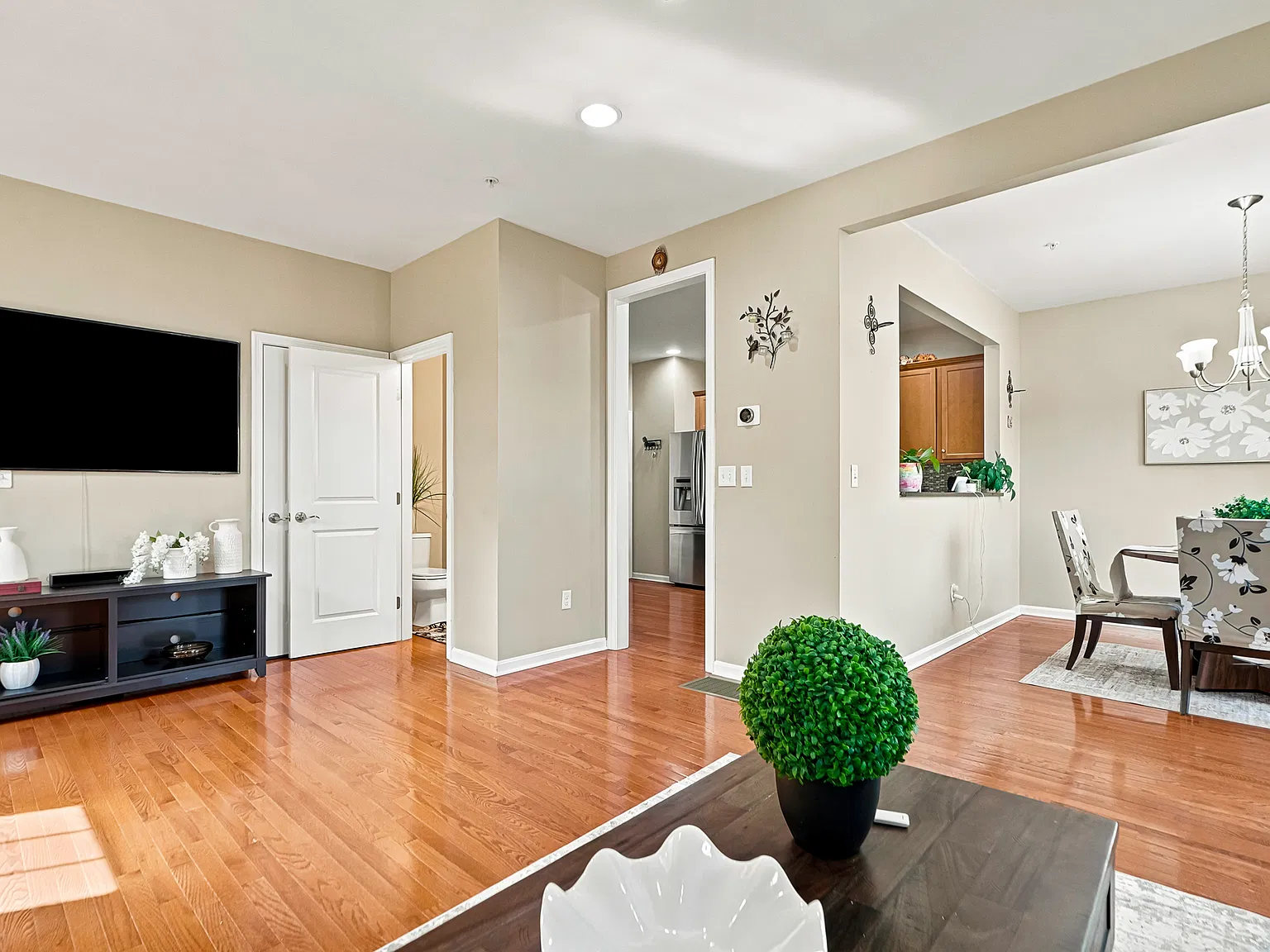 3 bed, 2.5 bath, 2450 sqft, $3,900 — Photo 2