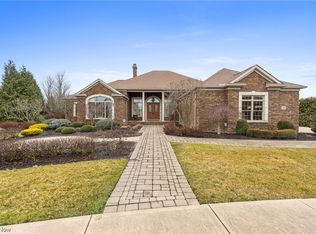 338 Glasgow Dr, Highland Heights, OH 44143