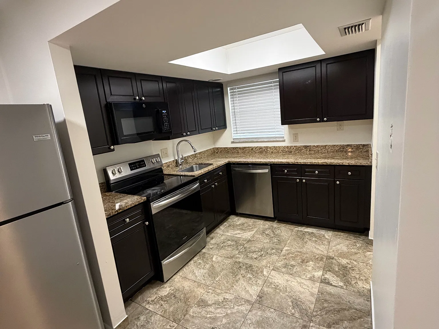 2 bed, 900 sqft, $1,900 — Photo 3