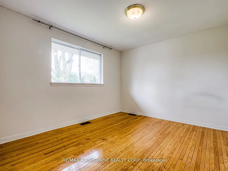 530 Lees Ln — Photo 16