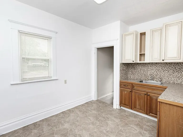 726 College St N — Photo 10