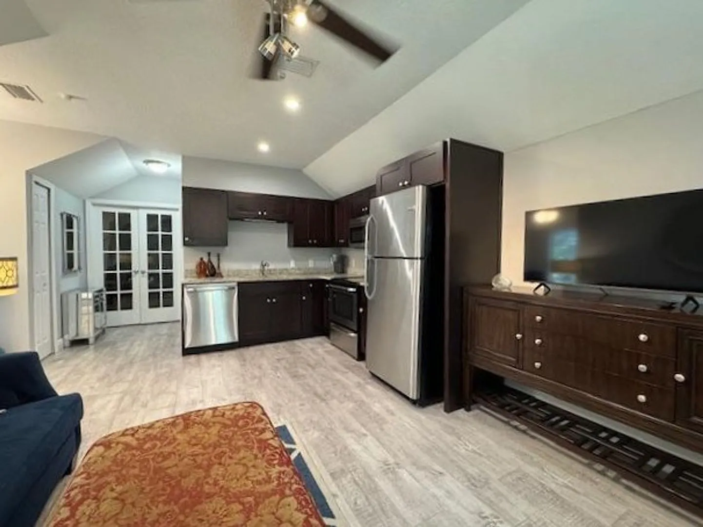 1 Bedroom Renovated Garage Apartment — Photo 2