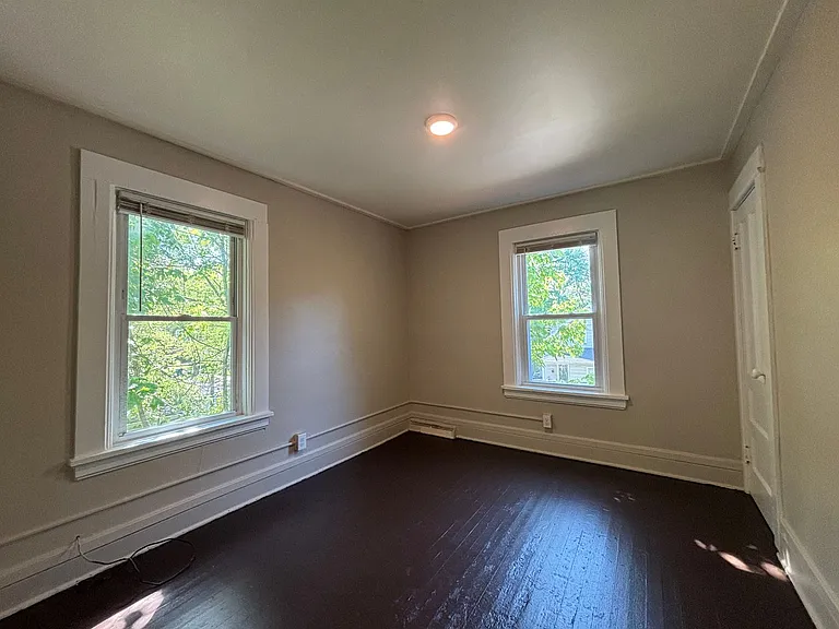 86-88 Baycliff Dr — Photo 12
