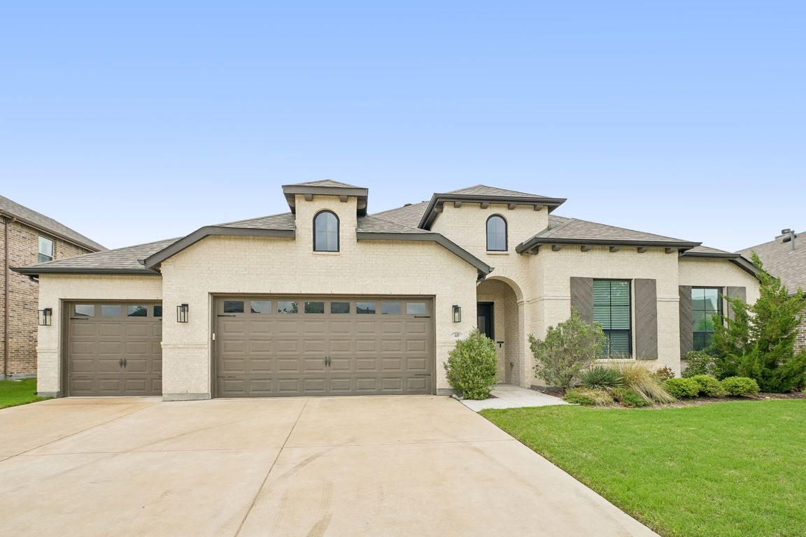 Country Meadows Blvd-S2304-001.jpg