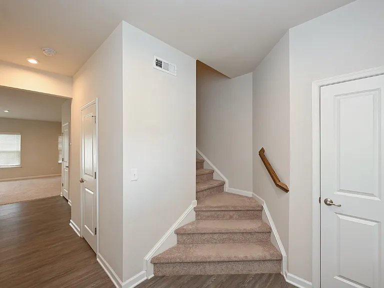 633 Exmoor Dr — Photo 3
