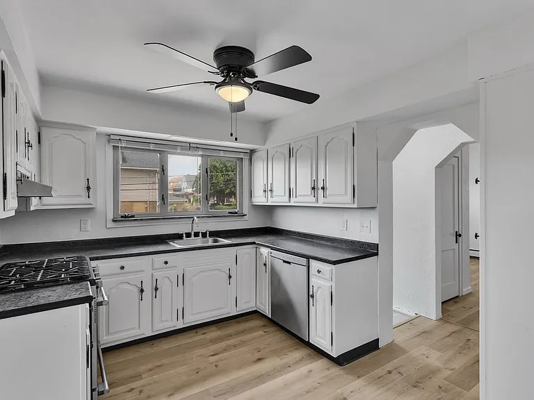1002 Fordham Ave — Photo 11