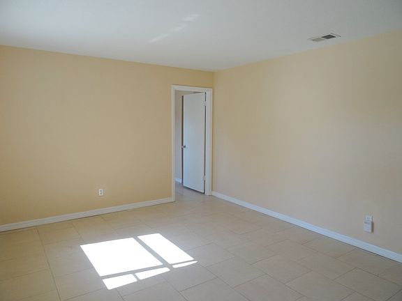 4th image of 402 S Oakwood Ave
