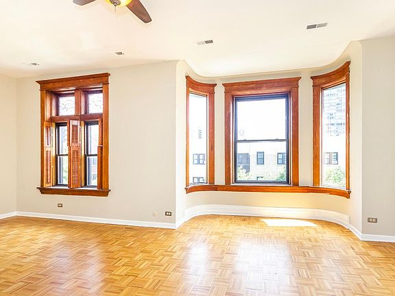 5th image of 4008 N Clarendon Ave Unit 2