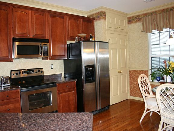 Cherry Cabinets w/Dakota Mahogany Granite