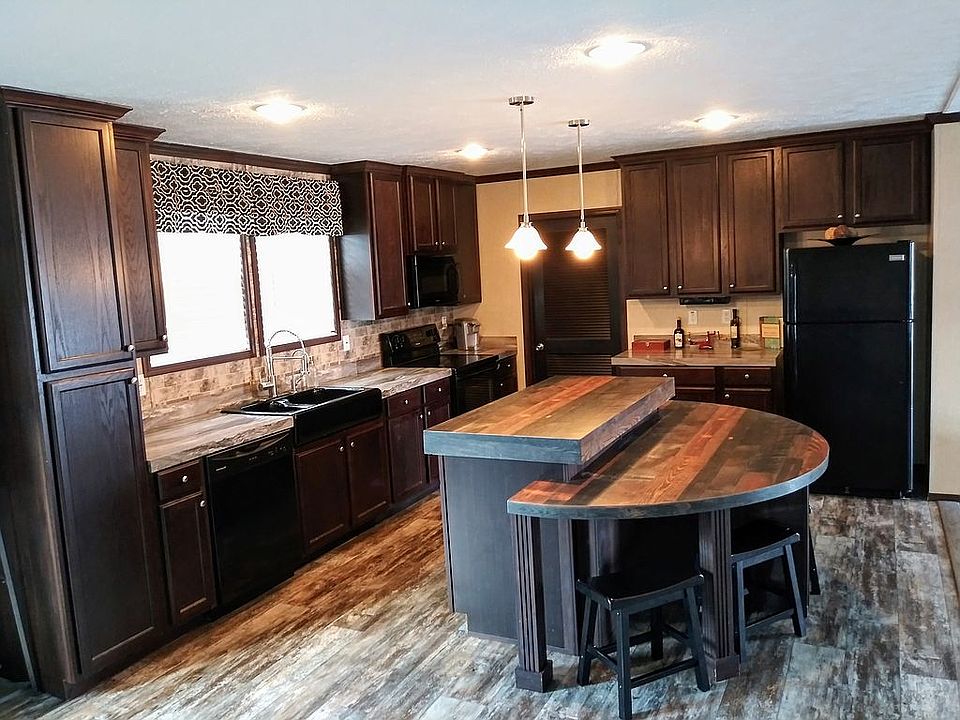 Kitchen and Breakfast Bar