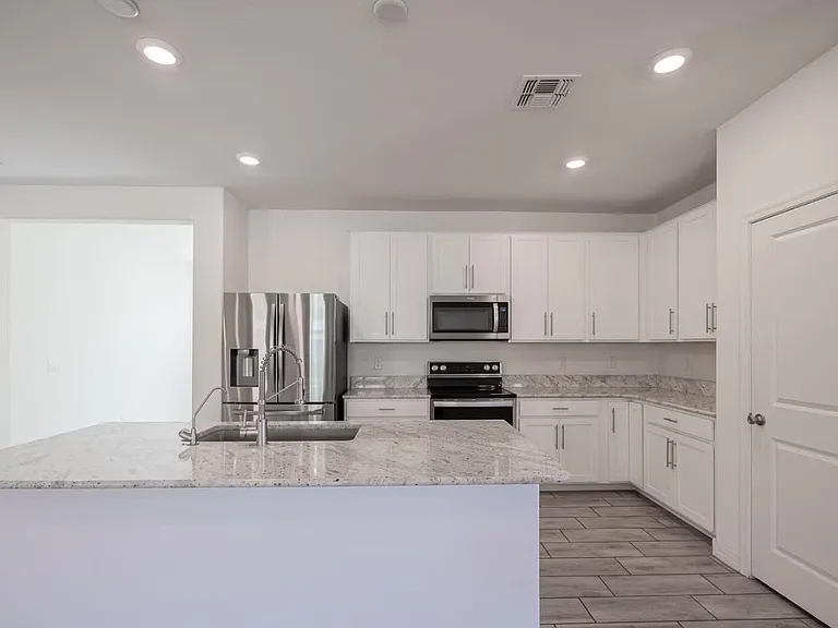 5726 S 30th Gln — Photo 11