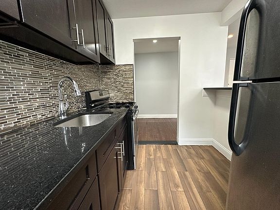 5th image of 922 Bronx Park S #2C-1